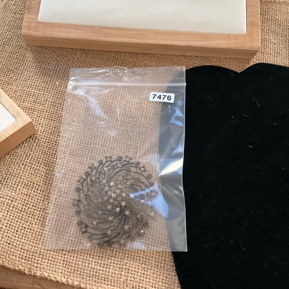 Simply Vera Wang Rhinestone Spiral Brooch Pin Jewelry With Crystal Stones & Meta - Picture 10 of 10